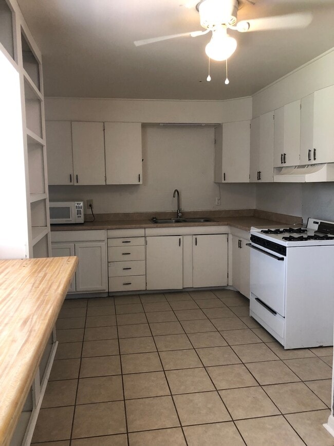Building Photo - Located in Avondale!!! 3/1 Large Fenced Ba...