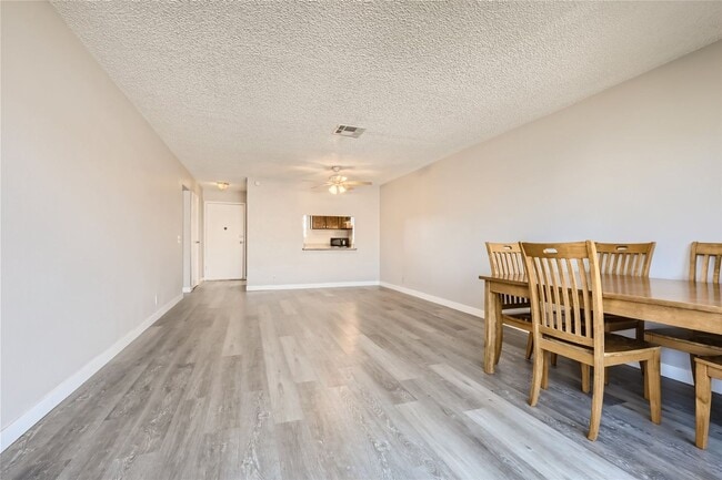 Foto del edificio - 2 Bedroom Condo near University District!