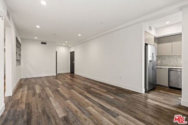 Building Photo - 2321 Fox Hills Dr