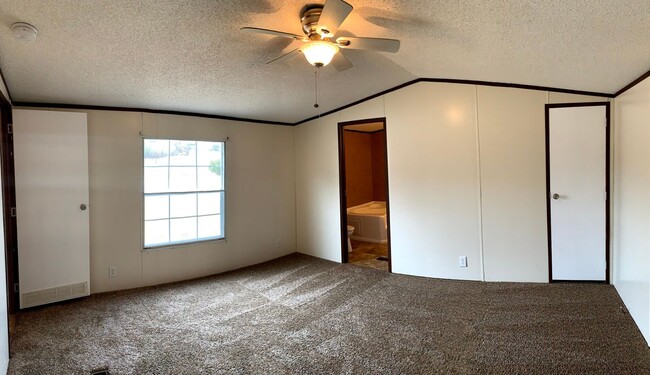 Building Photo - Large 3 BDR / 2 Bath home