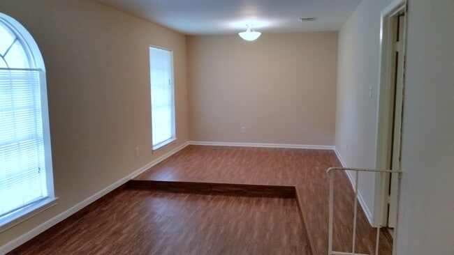 Foto del edificio - 430 Mistywood Dr
