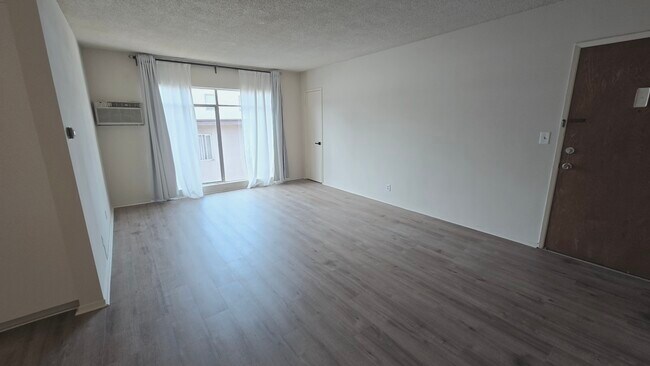 Building Photo - 526 S St Andrews Pl