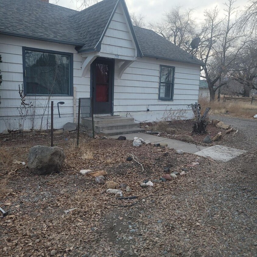 Primary Photo - 3 bed 1 bath house