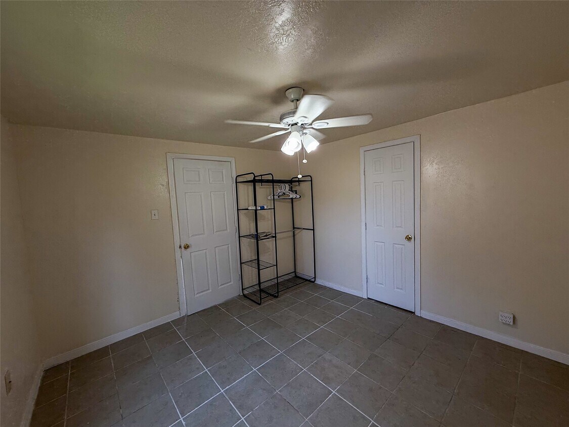 Foto del edificio - 8430 Holiday Ln
