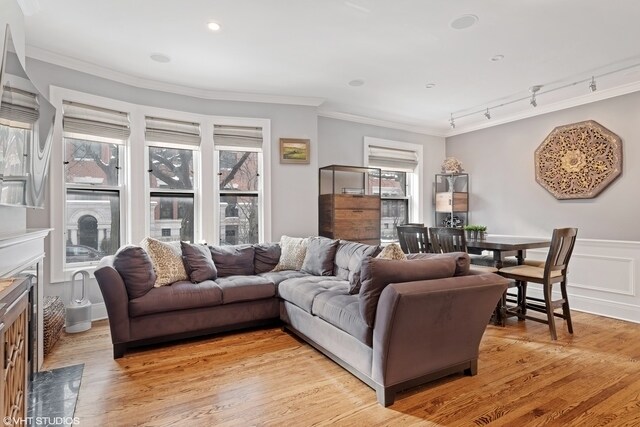 Building Photo - 422 W Dickens Ave