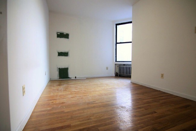 Building Photo - 311 W 95th St