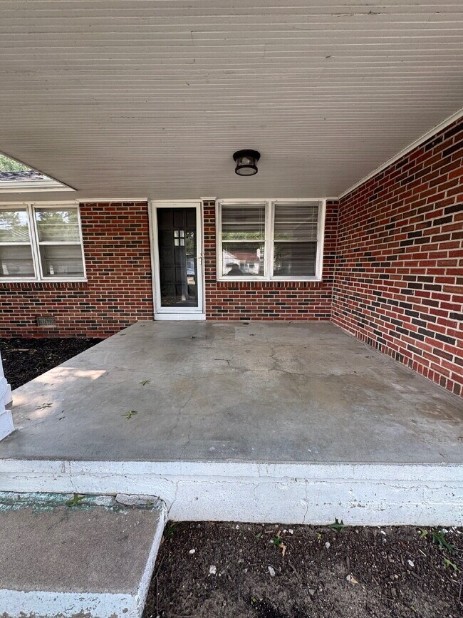 Foto del edificio - 1453 N Old Manor Rd