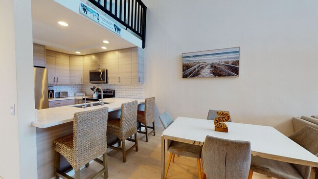 Building Photo - Bright 3 Bed 2 Bath Furnished Condo Available for Long Term Lease