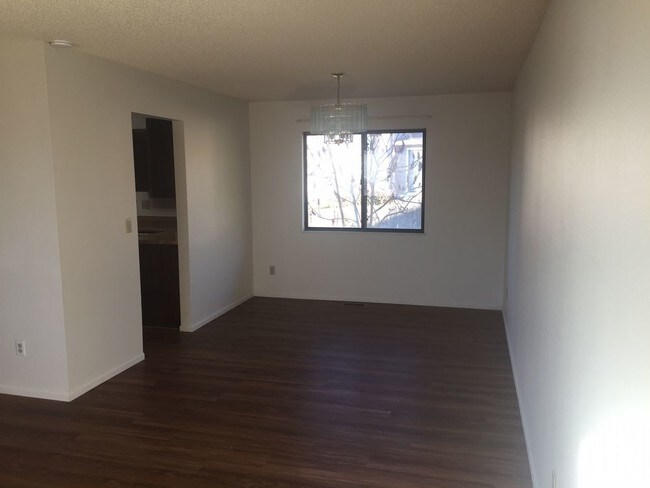 Building Photo - Large Home close to Gate 20