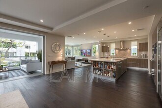 Building Photo - 450 N Palm Dr
