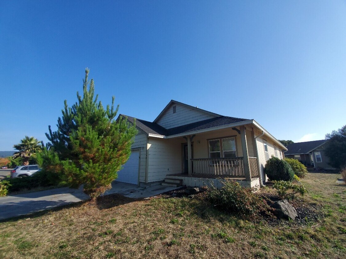 Primary Photo - Spacious 3-bed 2-bath home with attached g...