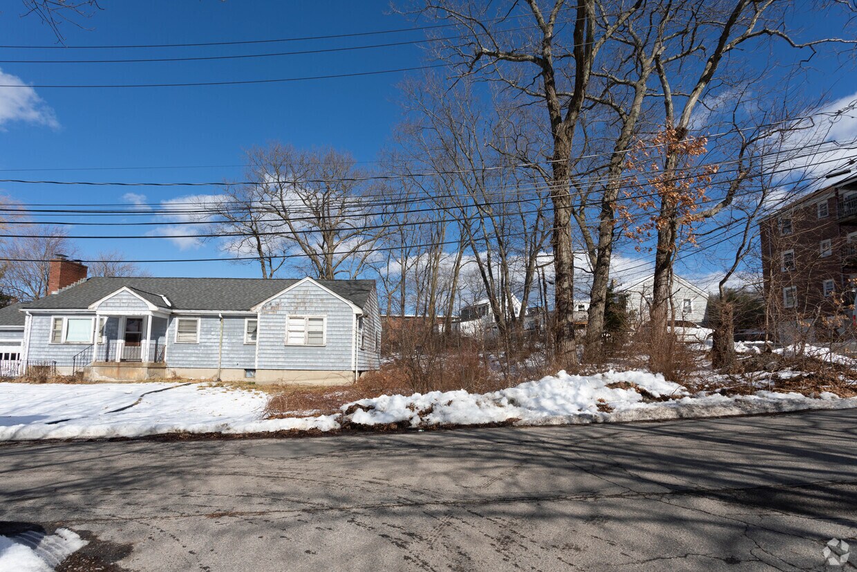 Building Photo - 11-26 Heron St