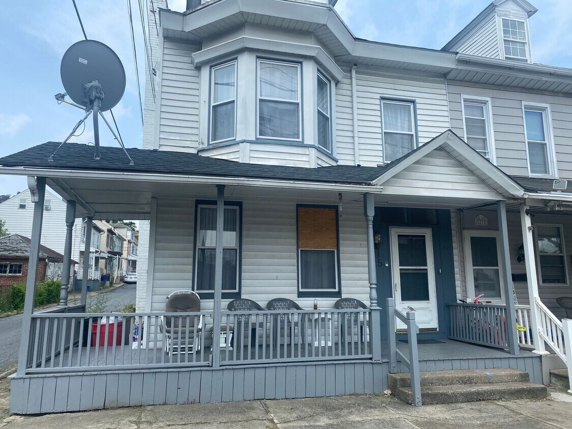 25 S 13th St Unit Apartment 1, Easton, PA 18042 Room for Rent in