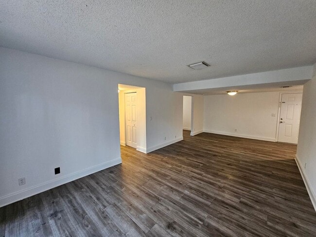 Building Photo - 120 Sparrow Dr