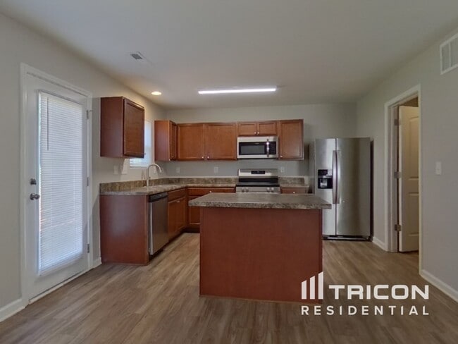 Foto del edificio - 5819 Hewitt Dr