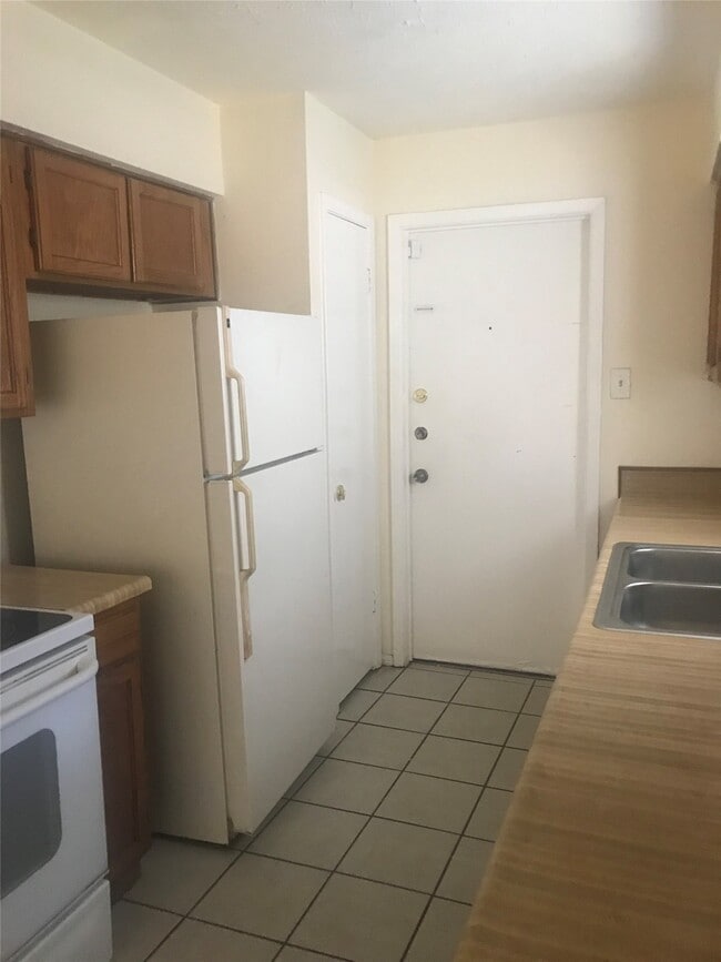 Building Photo - 7311 Caracas Dr