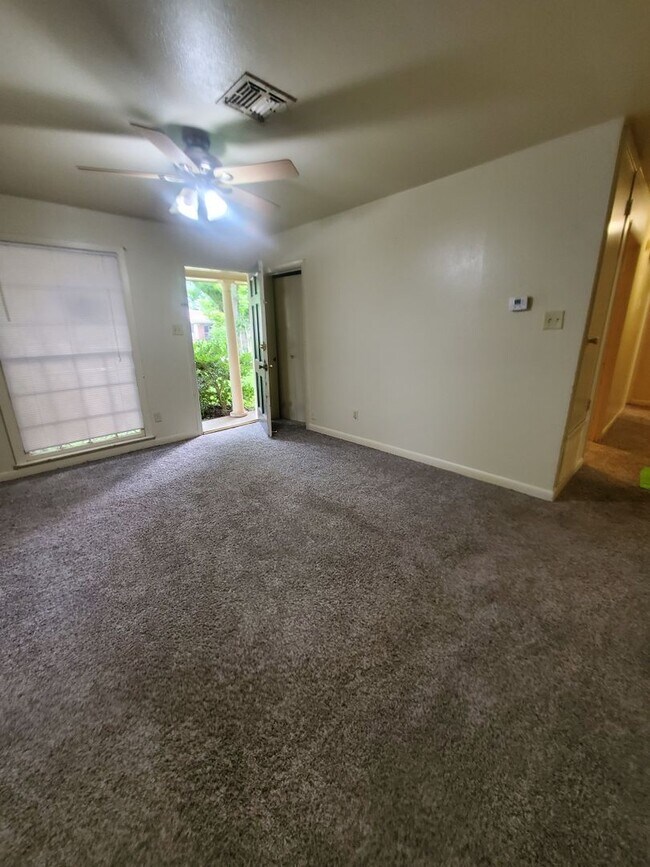 Building Photo - 3 bedroom 1 bathroom in Shady Grove *$300 ...