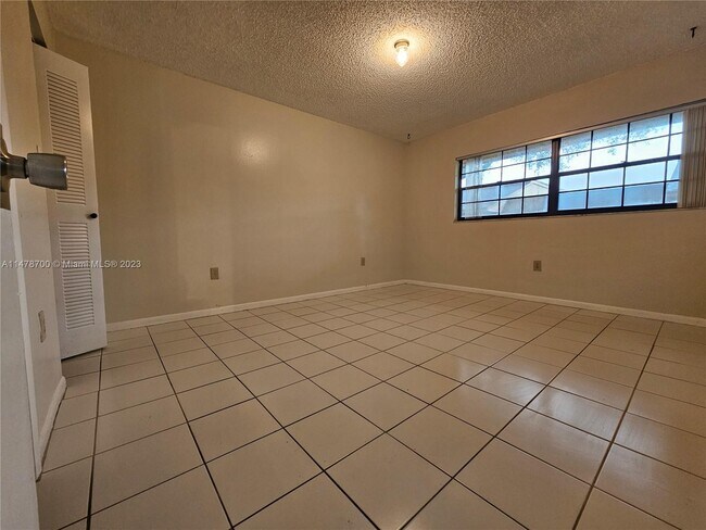 Foto del edificio - 18875 NW 62nd Ave