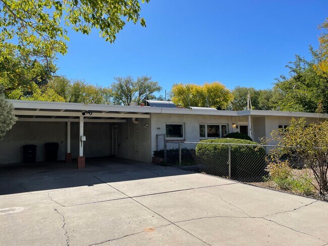 Building Photo - Spacious 3 bd, 1 3/4 bath North Valley