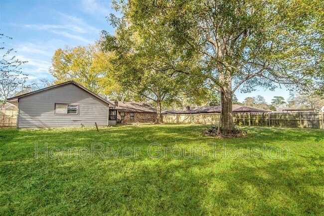 Building Photo - 12510 Old River Dr