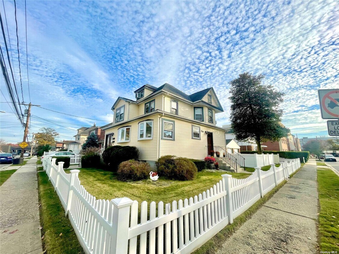 Primary Photo - 66 E Valley Stream Blvd
