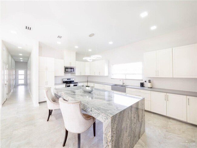 Building Photo - 2041 Lake View Dr