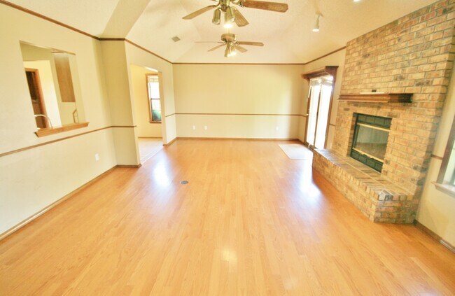 Building Photo - Zia Elementary, Hardwood Floors, Pets ok  ...