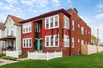Building Photo - 927 W Town St