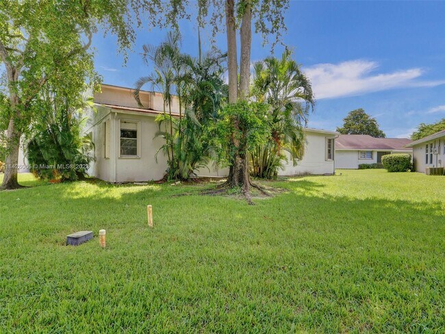 Foto del edificio - 8662 Bridle Path Ct