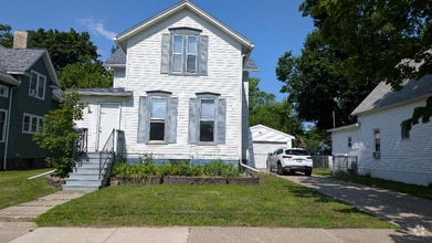 Building Photo - 1921 Stark St