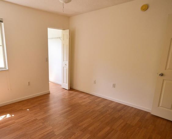 Foto del edificio - 2727 Centergate Dr