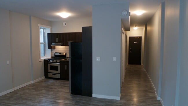 Building Photo - 154 Evanson St