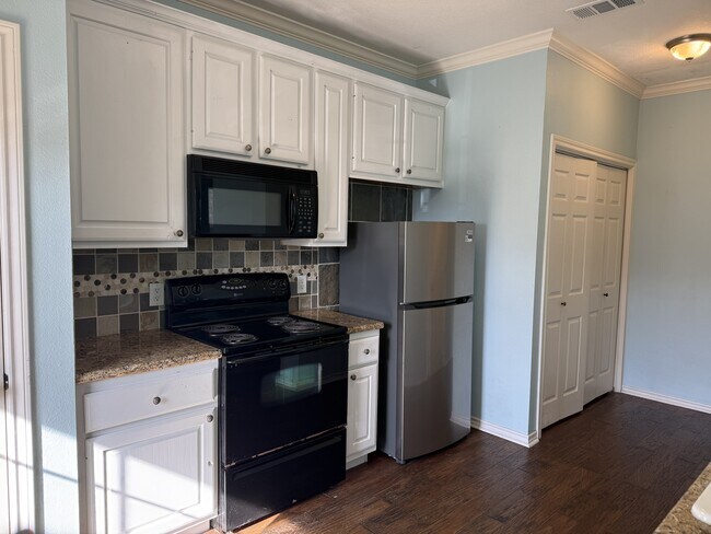 Foto del edificio - 1425 W Villa Maria Rd