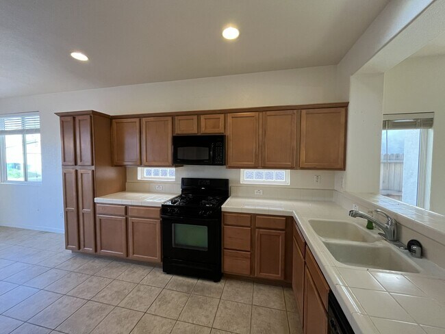 Building Photo - Residential 3 bed 2 bath in Elk grove