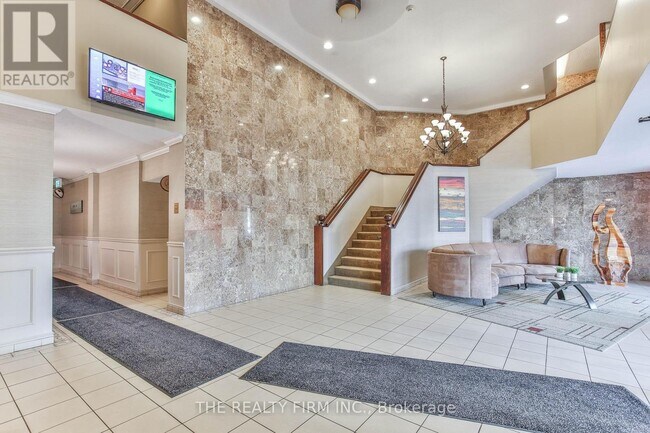 Building Photo - 323 Colborne St