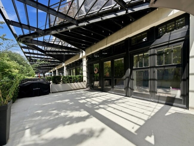 Foto del edificio - 1000 W 15th St