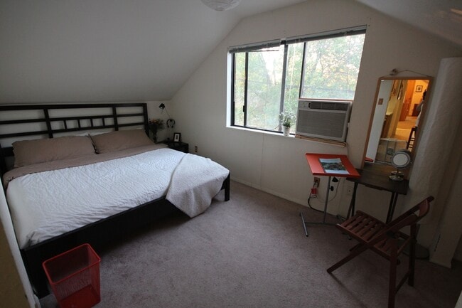 Building Photo - Quiet Upstairs Apartment in Provo |Availab...