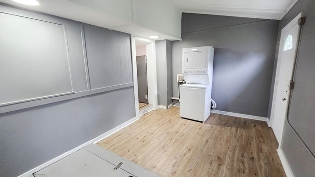 Building Photo - Cozy & Modern 2-Bedroom Home in the Heart ...