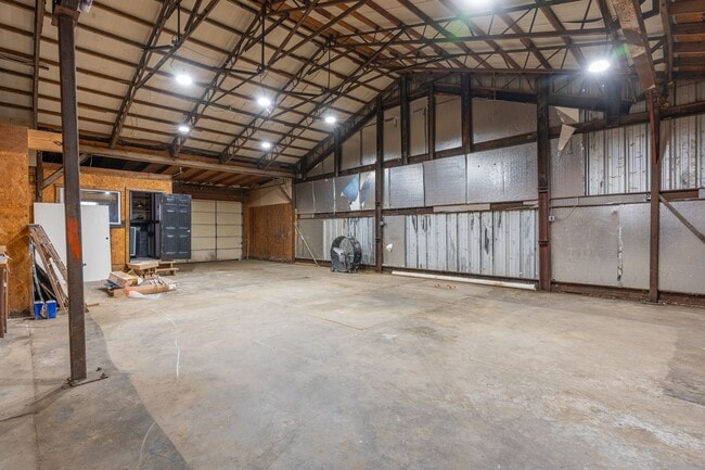 Building Photo - Country home equipped for on-site business!