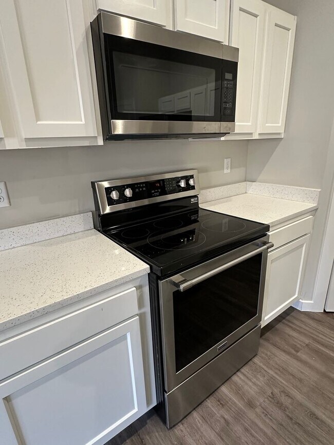 Foto del edificio - Duplex with 2 Car Garage near Goddard- Fir...