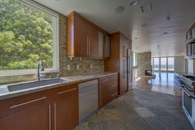 All stainless steel appliances - 4 Lighthouse St