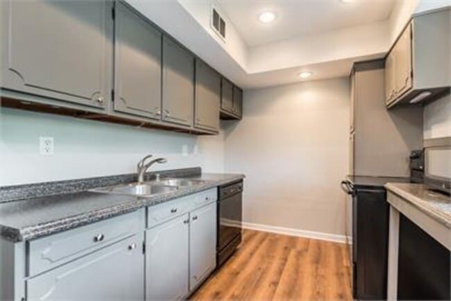 Building Photo - 2 bed 1.5 Bath Apartment, with Community Pool