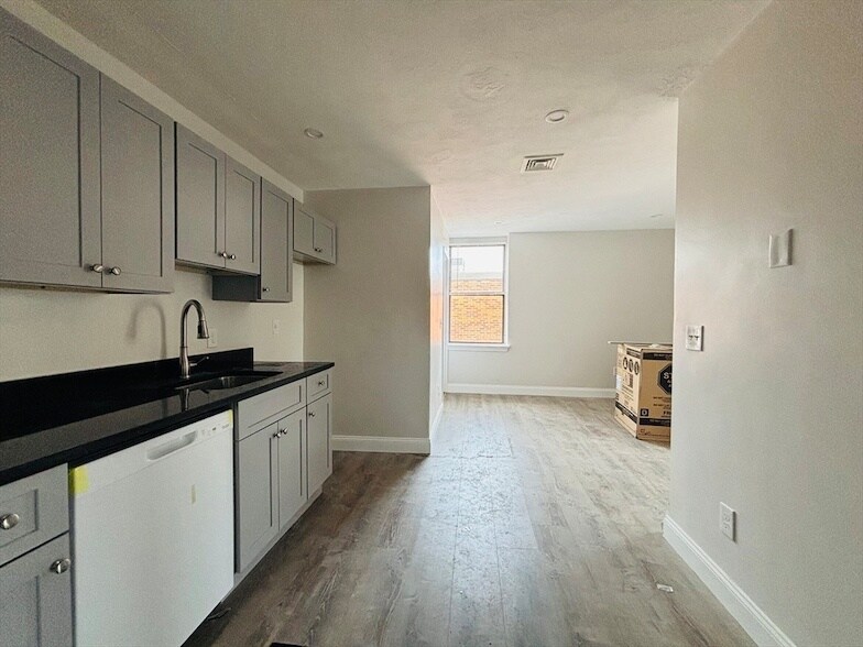 Foto principal - 94 Eastern Ave