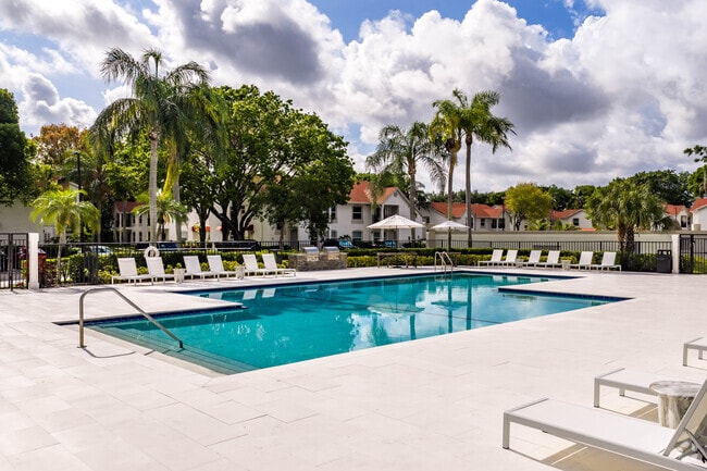 Pool - Savannah Place Apartments
