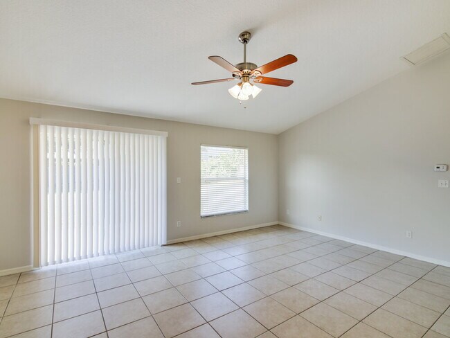 Foto del edificio - 918 Palm Forest Ln