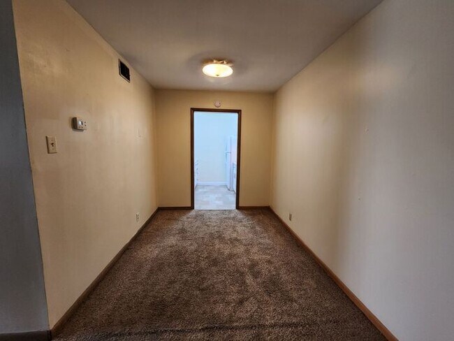 Foto del edificio - Charming 1-Bedroom Courtyard Level Apartme...