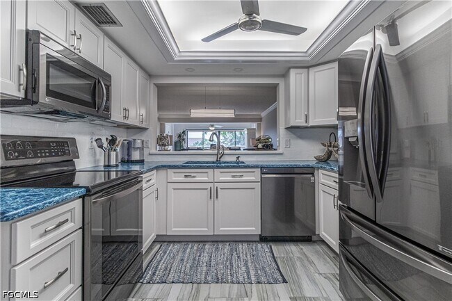 Foto del edificio - 7430 Lake Breeze Dr