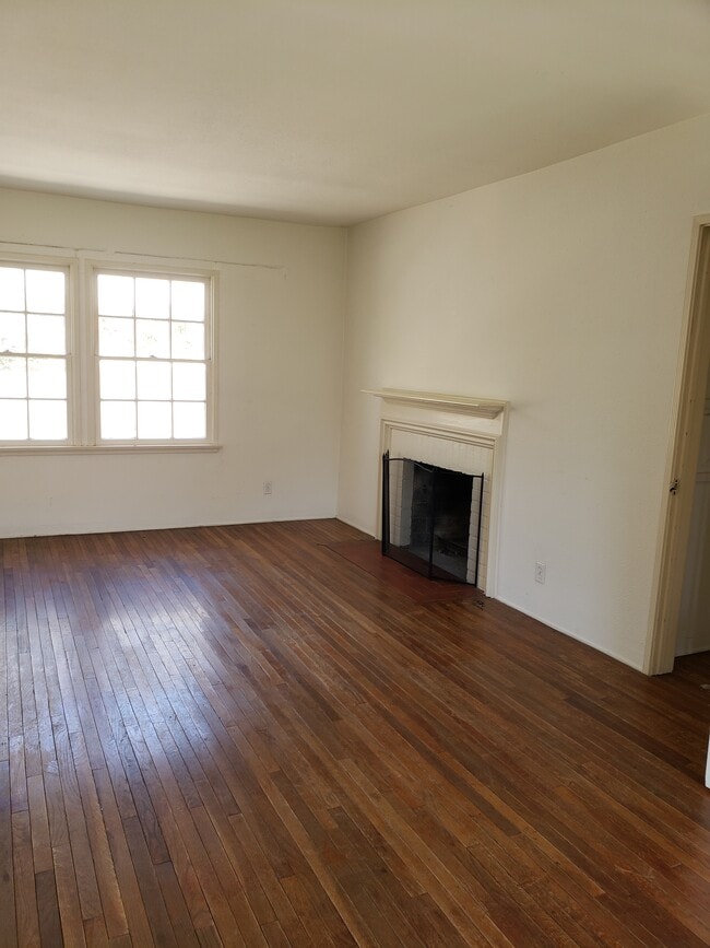 Living Room - 1538 Veteran Ave