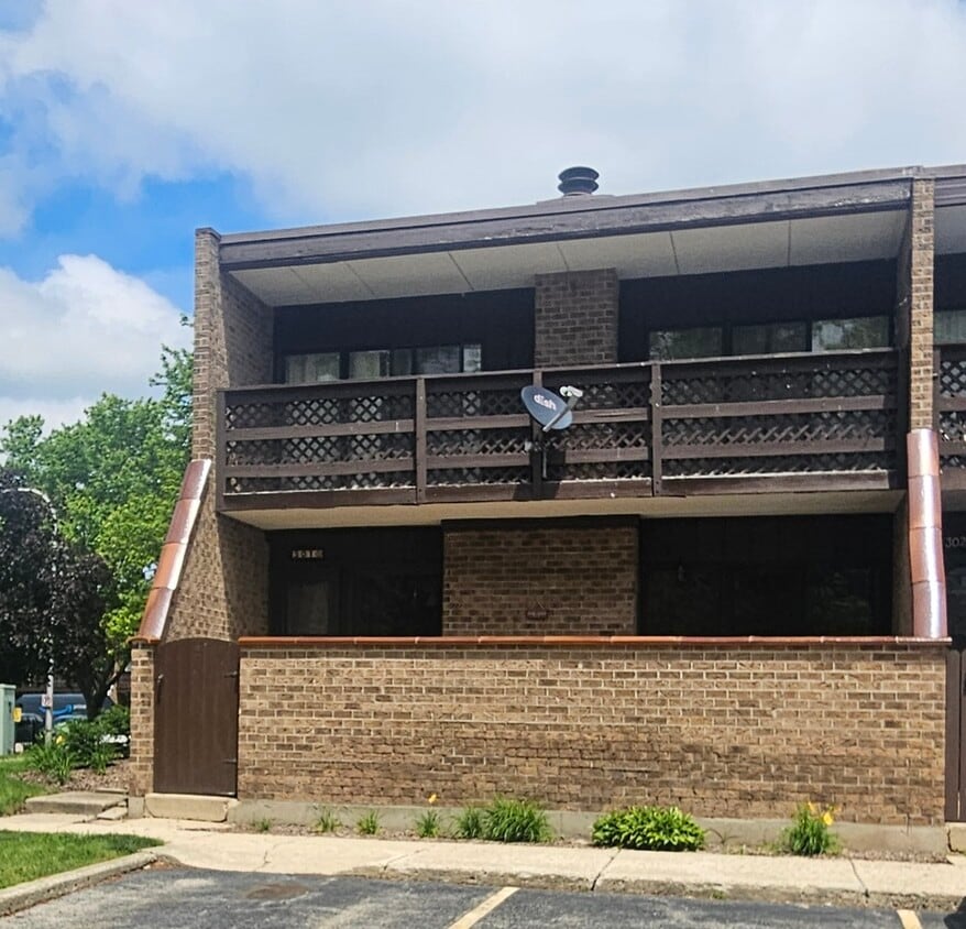 301 Cir, Elgin, IL 60120 House Rental in Elgin, IL