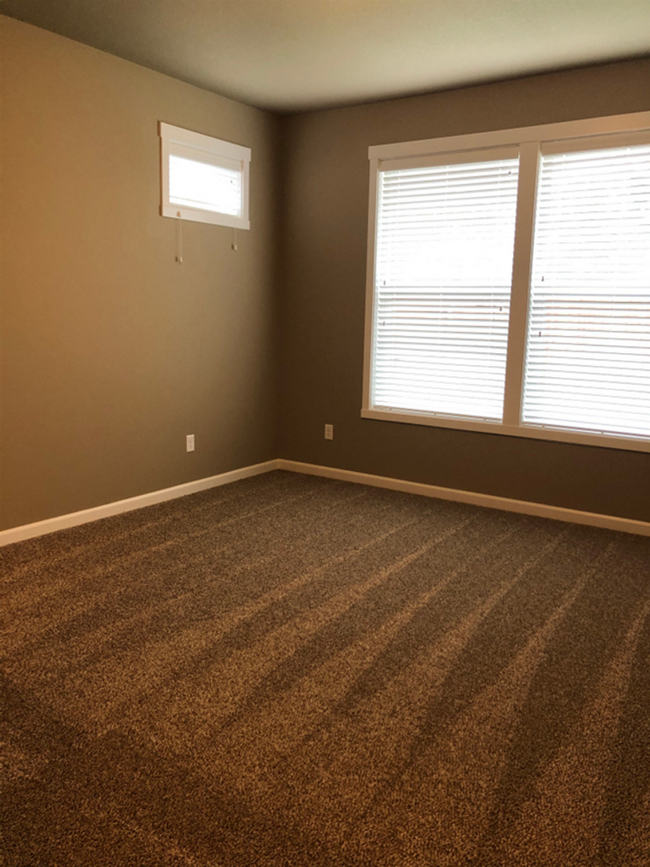 Building Photo - Small Quiet Neighborhood